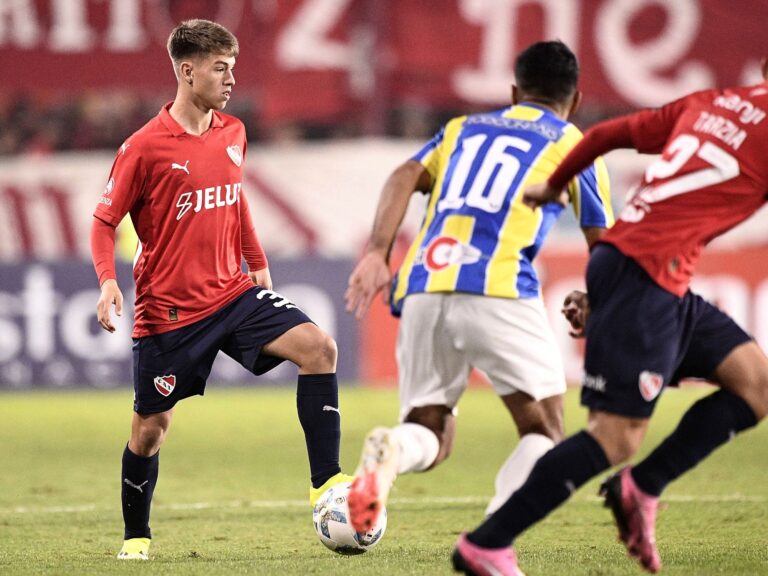 con 16 años se convirtió en el segundo futbolista más joven en debutar en Independiente