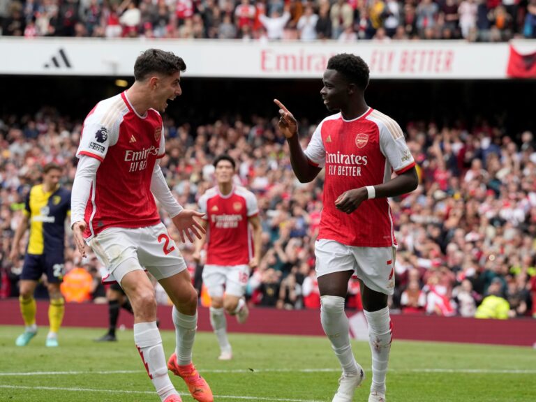 Arsenal ganó y sigue en la cima, aunque necesita que le den una mano para quedarse con el título