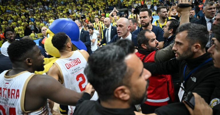 Video, a las piñas: se pudrió todo en el final de Fenerbahce – Monaco por la Euroliga :: Olé