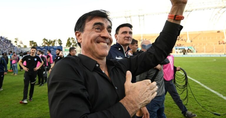 Revolución Quinteros: ¿cómo llevó a Vélez a la final después del palazo al plantel y la pelea con los hinchas? :: Olé