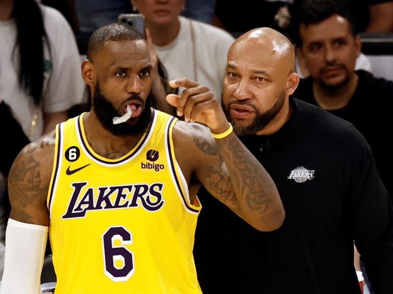 Los Angeles Lakers despidió a su entrenador con una breve llamada telefónica