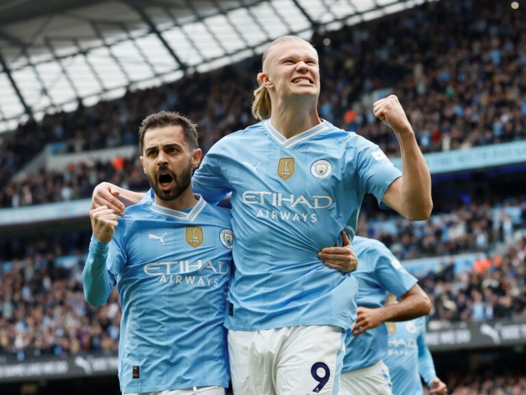 Haaland anotó un póker en menos de una hora y Julián Álvarez aportó lo suyo para la goleada de Manchester City, que pelea cabeza a cabeza con Arsenal
