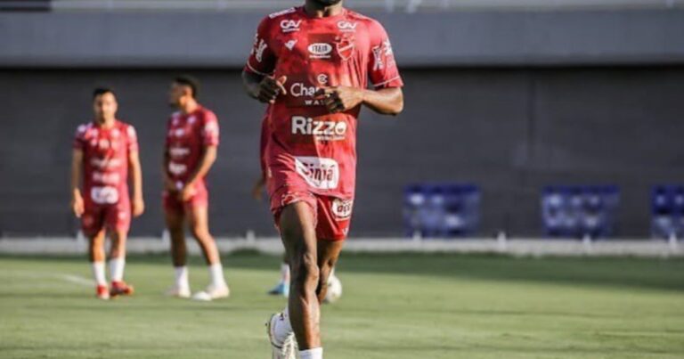 ¿Por qué se cayó el pase del nigeriano campeón del mundo a Gimnasia antes del clásico de La Plata? :: Olé