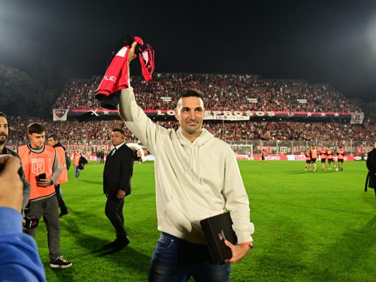 La emotiva ovación que recibió Lionel Scaloni en el entretiempo del partido entre Newell’s e Independiente Rivadavia en Rosario