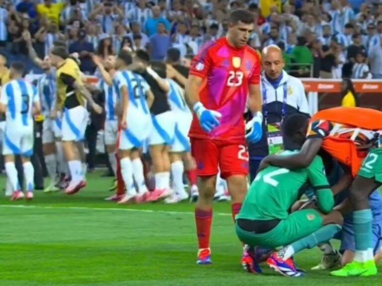 El gesto de Dibu Martínez con el arquero de Ecuador tras la victoria por penales de la Selección Argentina