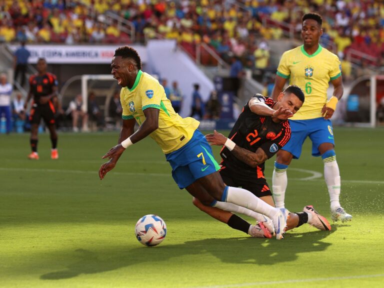 La Conmebol reconoció un “error” y publicó los audios del VAR de Colombia vs Brasil que comprometen al árbitro argentino Mauro Vigliano