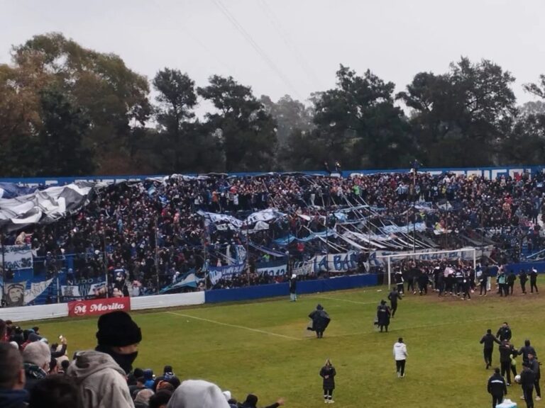 Una mujer murió baleada en una presunta emboscada de barras de Estudiantes de Buenos Aires a hinchas de Almagro