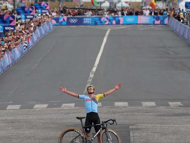 Evenepoel tuvo un problema inesperado a 4 kilómetros de la meta, pero igual ganó la prueba de ruta para hacer historia y ser bicampeón olímpico en París 2024