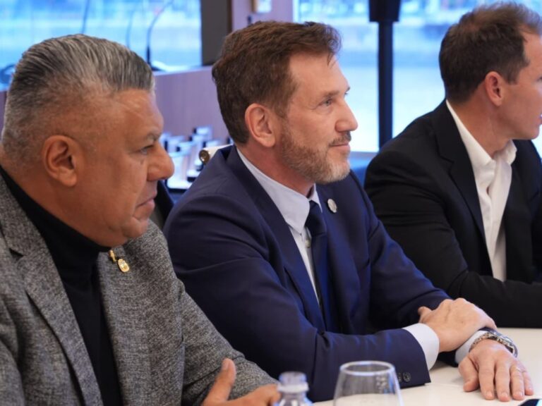 Chiqui Tapia fue el anfitrión de la reunión entre Conmebol y las autoridades de la Ciudad de Buenos Aires para planificar la final de la Libertadores